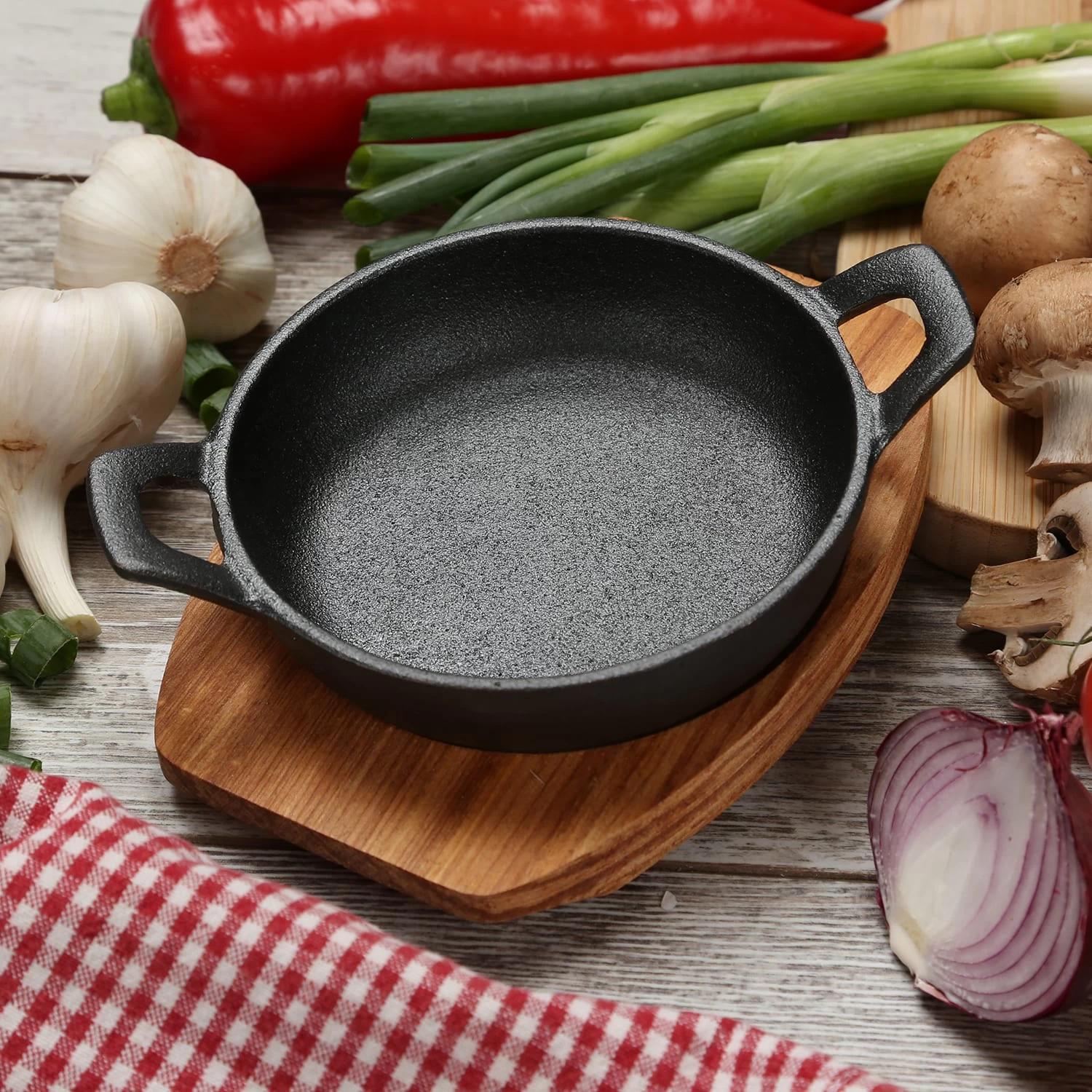 Servierpfanne Mit Holzuntersetzer In Schwarz - D: 12cm 4 Servierpfanne Mit Holzuntersetzer In Schwarz - D: 12cm – Bild 2