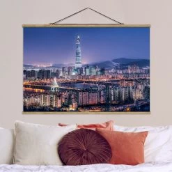 Stoffbild Mit Posterleisten - Lotte World Tower Bei Nacht In Blau -Heimdekoration Verkäufe wallart stoffbild mit posterleisten lotte world tower bei nacht in blau 1
