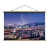 Stoffbild Mit Posterleisten - Lotte World Tower Bei Nacht In Blau -Heimdekoration Verkäufe wallart stoffbild mit posterleisten lotte world tower bei nacht in blau