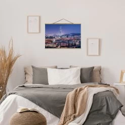 Stoffbild Mit Posterleisten - Lotte World Tower Bei Nacht In Blau -Heimdekoration Verkäufe wallart stoffbild mit posterleisten lotte world tower bei nacht in blau 2